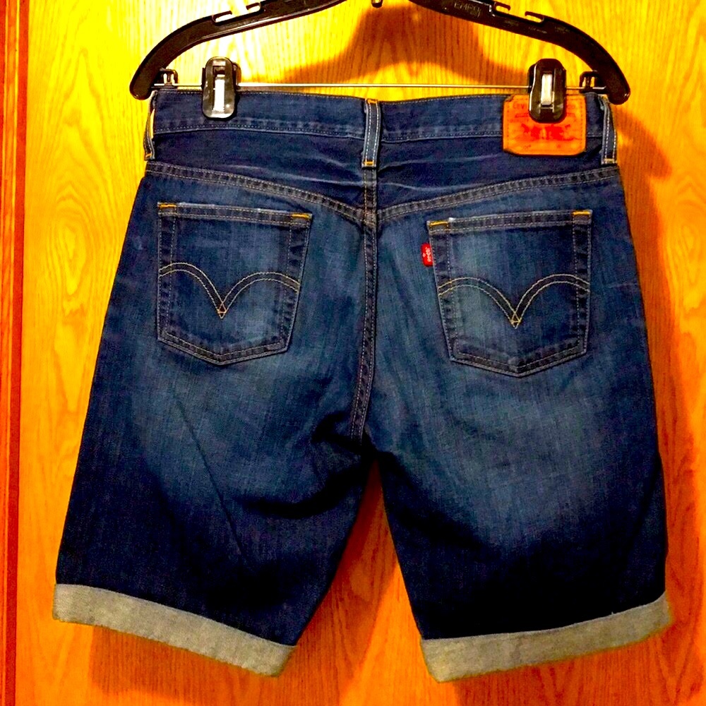 501 button fly Size 25 / 0 relaxed fit cuffed blue jean denim Bermuda shorts EUC